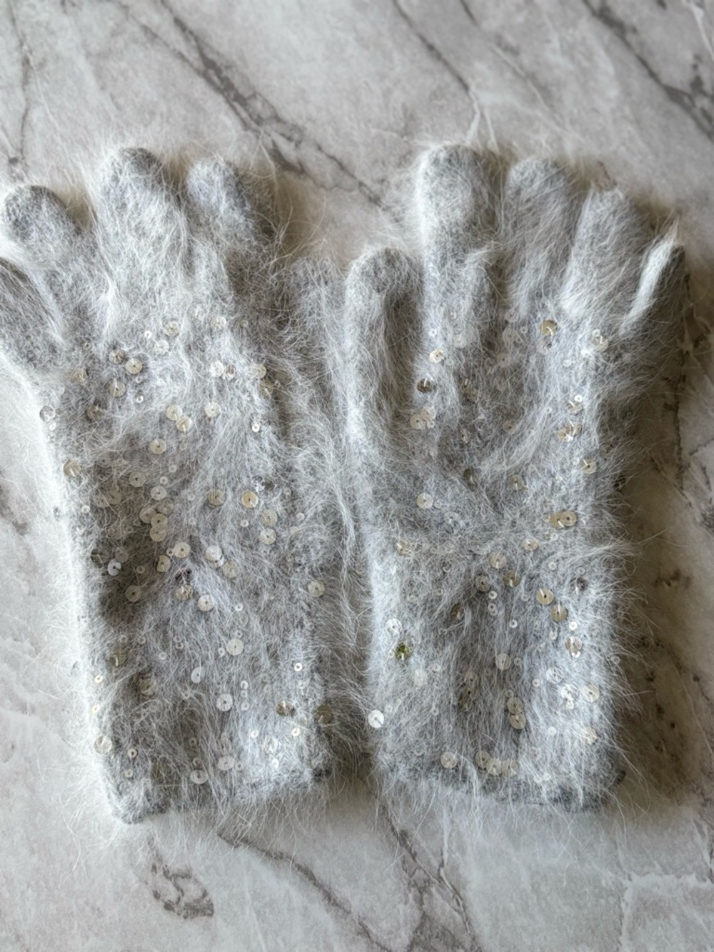 NWOT LE PETIT AGNEAU Sequin Cashmere/angora Knit Women's Gloves - Light Gray s/m